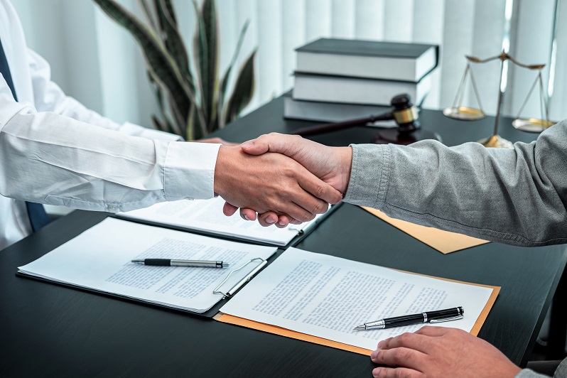 Precautions When Hiring a Mobile Notary Public in UAE